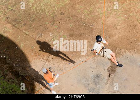 Salvador, Bahia, Brasilien - Setembro 17, 2019: Mann, der auf einem Fußgängerweg Abseilen übt. Salvador Bahia Brasilien. Stockfoto