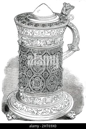 Giftbecher - 16. Jahrhundert, 1850. Gegenstand aus einer Ausstellung antiker und mittelalterlicher Kunst der Society of Arts in London. '...der "Giftbecher"... besteht aus grünem Glas, das mit einem äußeren Gehäuse aus Silbergold überstreichelt ist. Der Deckel wird von einem Kristallstein überragt, der als Charme gegen Verrat galt; "denn wenn der im Becher enthaltene Tiefgang vergiftet wäre, wäre der Edelstein unfehlbar zerbrochen". Das ist auf jeden Fall die Tradition, von der sie ihren Namen ableitet und die ihr jetztiger Besitzer, der Master of Clare Hall, Cambridge, natürlich im Dienst hat Stockfoto