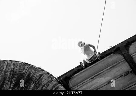 Salvador, Bahia, Brasilien - Setembro 17, 2017: Frau übt auf einem Fußgängerweg Abseilen. Salvador Bahia Brasilien. Stockfoto