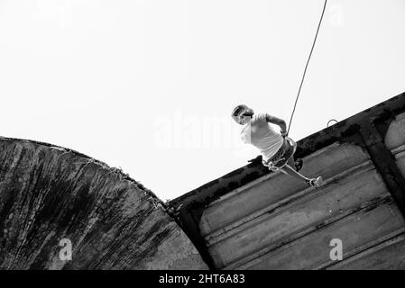 Salvador, Bahia, Brasilien - Setembro 17, 2017: Frau übt auf einem Fußgängerweg Abseilen. Salvador Bahia Brasilien. Stockfoto