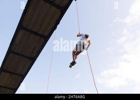 Salvador, Bahia, Brasilien - Setembro 17, 2017: Frau übt auf einem Fußgängerweg Abseilen. Salvador Bahia Brasilien. Stockfoto