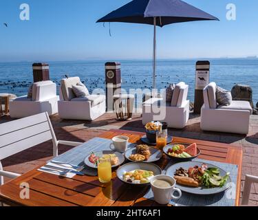 Frühstückstisch, luxuriöser Frühstückstisch, Obst und Eier auf dem Tisch. Hochwertige Fotos Stockfoto