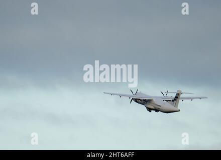 11-01-2022 Riga, Lettland Flugzeug, das vom Flughafen abfliegt, Rückansicht. Stockfoto