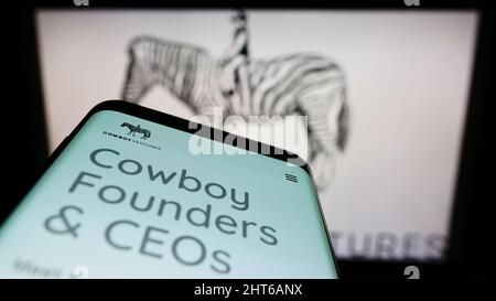 Smartphone mit Webseite des amerikanischen Venture Capital Unternehmens Cowboy Ventures auf dem Bildschirm vor dem Logo. Konzentrieren Sie sich auf die obere linke Seite des Telefondisplays. Stockfoto