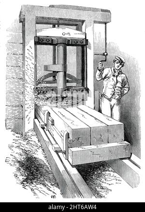 The Great Exhibition Building in Hyde Park - Circular Cutting Machine, 1850. „Die von der Maschine zu hobelenden Hölzer werden auf der Oberseite einer Verfahrbühne platziert, die durch eine Zahnstange und ein Ritzel in beide Richtungen bewegt wird, wobei die Zahnstange unter der gesamten Bühnenlänge fixiert wird; Eisenrutschen, 2 Meter voneinander entfernt, werden auf den beiden Längsträgern des Tragrahmens platziert, auf denen sich die Traversierbühne in beide Richtungen bewegt. Wenn die Traversenbühne in Bewegung gesetzt werden soll, wird ein Apparat, bestehend aus zwei Hebeln, einer Pleuelstange und einer Kupplung, durch die Bewegung der Tanne ins Spiel gebracht Stockfoto