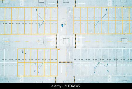 Luftaufnahme eines leeren Parkplatzes von oben nach unten Stockfoto