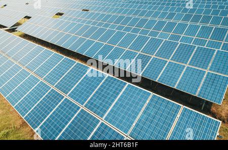 Luftaufnahme von Solarzellen Bauernhof auf dem grünen Feld. Konzept für erneuerbare alternative grüne Energie. Stockfoto