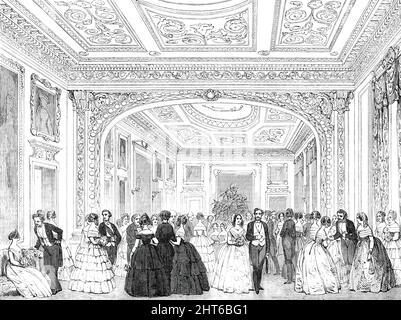 Grand Ball im Devonshire House, am Dienstag, 1850. Partei der Londoner Gesellschaft: „... mehr als achthundert der höchsten Mitglieder der Aristokratie, die sich auf Einladung des Herzogs von Devonshire in ihren prächtigen Salons versammelt haben, Um mit einem großen Ball die Wiederkehr des Geburtstages seiner Gnade zu feiern ... Ihre königlichen Hoheiten der Herzog und die Herzogin von Cambridge ehrten den edlen Herzog mit ihrer Anwesenheit ... der Grand Ball-Raum ... ist eine sehr lange Wohnung ... durch das Werfen eines Bogens über die Kreuzung [von zwei Zimmern] bewirkt. Der Bogen selbst ist am aufwändigsten verziert...die Art der Beleuchtung des g Stockfoto