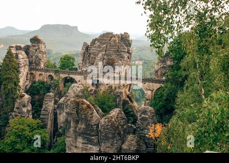 Blick auf die Bastei-Brücke im Nationalpark Sächsische Schweiz, Deutschland Stockfoto