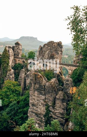 Blick auf die Bastei-Brücke im Nationalpark Sächsische Schweiz, Deutschland Stockfoto