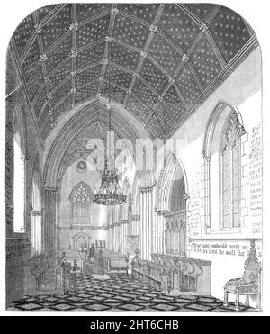 Innenraum der St. Stephen-Kirche, Rochester-Row, Westminster, [London], 1850. „Der erste Stein der Kirche wurde am 20. Juli 1847 gelegt...[er] wurde auf alleinige Kosten und Kosten von Miss Burdett Coutts gebaut und ausgestattet... der Chor hat eine polygonale Decke, die in Tafeln unterteilt ist; Die Rippen sind mit wunderschön geschnitzten und prangenden Bossen angereichert, die verschiedene christliche Embleme tragen, und die Paneele sind ultra-marine gefärbt und mit Sternen in Gold gepudert...die schönen Dekorationen der Kanzeldecke, reredos und die Texte...sind das Werk von Mr. Hudson und Mr. West...der Chor ist mit gepflastert Stockfoto