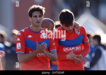 Como, Italien. 26.. Februar 2022. Andrea Cistana (Brescia Calcio) begrüßt Fans während des Como 1907 gegen Brescia Calcio, Italienisches Fußballspiel der Serie B in Como, Italien, Februar 26 2022 Quelle: Independent Photo Agency/Alamy Live News Stockfoto