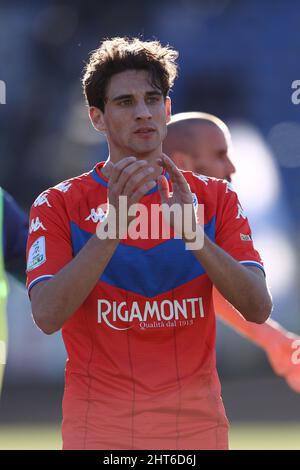 Como, Italien. 26.. Februar 2022. Andrea Cistana (Brescia Calcio) begrüßt Fans während des Como 1907 gegen Brescia Calcio, Italienisches Fußballspiel der Serie B in Como, Italien, Februar 26 2022 Quelle: Independent Photo Agency/Alamy Live News Stockfoto