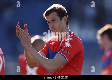 Como, Italien. 26.. Februar 2022. Massimiliano Mangraviti (Brescia Calcio) begrüßt Fans während des Como 1907 gegen Brescia Calcio, Italienisches Fußballspiel der Serie B in Como, Italien, Februar 26 2022 Quelle: Independent Photo Agency/Alamy Live News Stockfoto