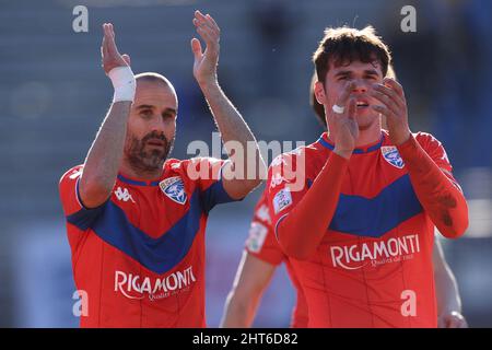 Stadio Giuseppe Sinigaglia, Como, Italien, 26. Februar 2022, Rodrigo Palacio (Brescia Calcio) begrüßt die Fans während der Como 1907 gegen Brescia Calcio - Italia Stockfoto