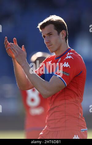 Stadio Giuseppe Sinigaglia, Como, Italien, 26. Februar 2022, Massimiliano Mangraviti (Brescia Calcio) begrüßt die Fans während der Como 1907 gegen Brescia Calcio Stockfoto