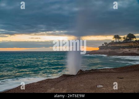 Wunderschöne Aufnahme eines Geysir unter dem wolkigen Himmel Stockfoto