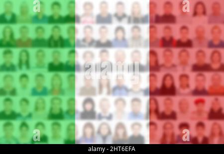 Porträts von vielen Menschen auf dem Hintergrund der Flagge Italiens. Das Konzept der Bevölkerung und des demografischen Zustands des Landes. Stockfoto