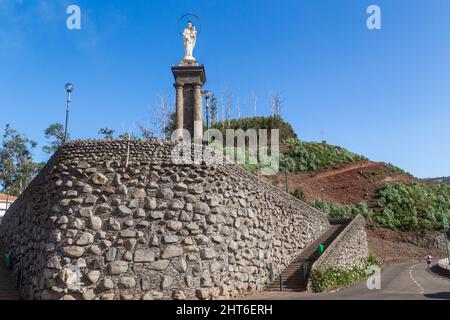 FUNCHAL, PORTUGAL - 22. AUGUST 2021: Dies ist die Statue der Muttergottes des Friedens, die zu Ehren des Endes des Ersten Weltkriegs im Distr Terreiro da Luta errichtet wurde Stockfoto