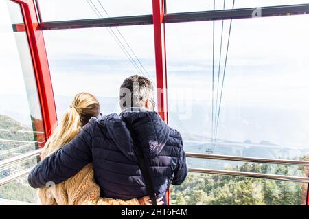 Besucher der Seilbahn Olympos Teleferik zum Gipfel des Tahtali 2365m genießen die Aussicht während des Aufstiegs Stockfoto