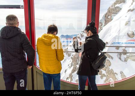 Besucher der Seilbahn Olympos Teleferik zum Gipfel des Tahtali 2365m genießen die Aussicht während des Aufstiegs Stockfoto