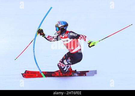 Garmisch Partenkirchen, Deutschland. 27.. Februar 2022. Alpinski: WM, Slalom, Herren, 1. Lauf. Istok Rodes aus Kroatien in Aktion. Quelle: Karl-Josef Hildenbrand/dpa/Alamy Live News Stockfoto