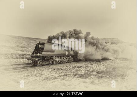 Das Bild zeigt die Schlacht der Southern Railways der britischen Klasse 4-6-2 #34067 Tangmere nähert sich dem AIS Gill-Gipfel auf der Linie Settle to Carlisle in der Stockfoto