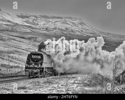 Das Bild zeigt die Schlacht der Southern Railways der britischen Klasse 4-6-2 #34067 Tangmere nähert sich dem AIS Gill-Gipfel auf der Linie Settle to Carlisle in der Stockfoto