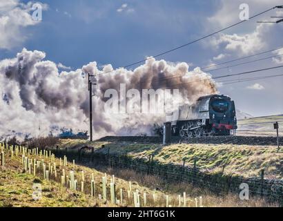 Das Bild zeigt die Schlacht der Southern Railways der britischen Klasse 4-6-2 #34067 Tangmere nähert sich dem AIS Gill-Gipfel auf der Linie Settle to Carlisle in der Stockfoto