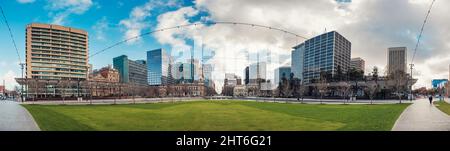 Adelaide City, South Australia - 6. September 2020: Panoramablick auf den Victoria Square in Adelaide CBD an einem Wintermorgen Stockfoto