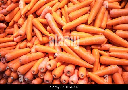Ein paar frische Karotten an der Theke des Supermarkts Stockfoto