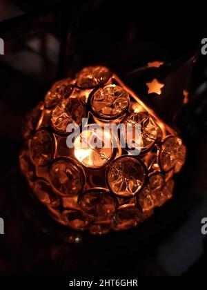Vertikale Aufnahme einer Tischlampe mit runden Kristallkugeln als schöne Hochzeitsdekoration Stockfoto