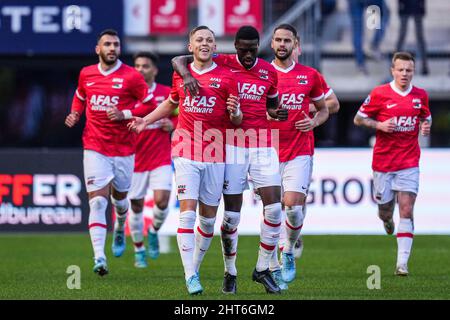 Alkmaar, Niederlande. 27.. Februar 2022. Alkmaar - Jesper Karlsson von AZ Alkmaar feiert den 1-0 während des Spiels zwischen AZ Alkmaar und Feyenoord im AFAS Stadion am 27. Februar 2022 in Alkmaar, Niederlande. Kredit: Kasten zu Kasten Abbildungen/Alamy Live Nachrichten Stockfoto