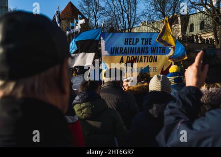 Demonstration auf dem Freiheitsplatz im NATO-Staat Estland zur Unterstützung der Ukraine und gegen die russische Aggression. Protestierende gehen Stockfoto