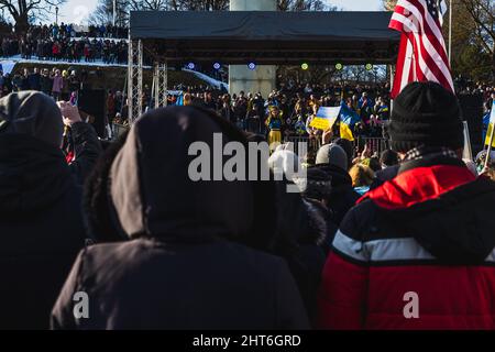 Demonstration auf dem Freiheitsplatz im NATO-Staat Estland zur Unterstützung der Ukraine und gegen die russische Aggression. Protestierende gehen Stockfoto