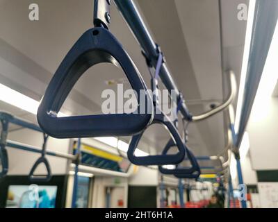 Griffe im öffentlichen Verkehr.Pandemiehygiene. Transportvirus-Konzept. Stockfoto