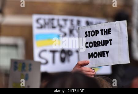 Szenen aus den Protesten gegen die russische Invasion der Ukraine in London am 26 2022. Februar, bei denen sich Tausende aus Solidarität mit der Ukraine herausstellten Stockfoto