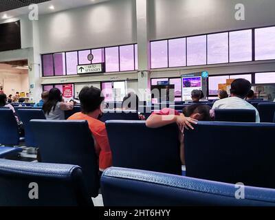 Thailänder und ausländische Reisende Passagiere checken ein und warten auf das Flugzeug boeing im Gate-Terminal des Trang Flughafens gehen zu Don Mueang International Stockfoto
