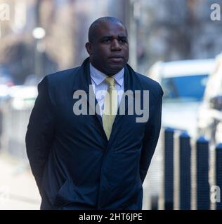 London, England, Großbritannien. 27.. Februar 2022. Schatten-Außenminister DAVID LAMMY wird vor der BBC gesehen, als er in der Fernsehshow am Sonntagmorgen auftritt. (Bild: © Tayfun Salci/ZUMA Press Wire) Stockfoto