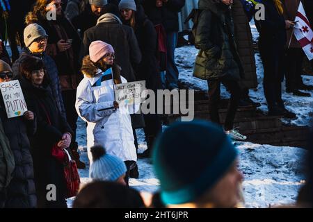 Demonstration auf dem Freiheitsplatz im NATO-Staat Estland zur Unterstützung der Ukraine und gegen die russische Aggression. Protesterin mit einem Banner. Stockfoto