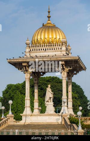 Statue von Maharaja Chamarajendra Wadiyar, dem vorherigen König von Mysore, am Chamaraja Circle (C.R. Circle), Mysuru, Karnataka, Südindien Stockfoto