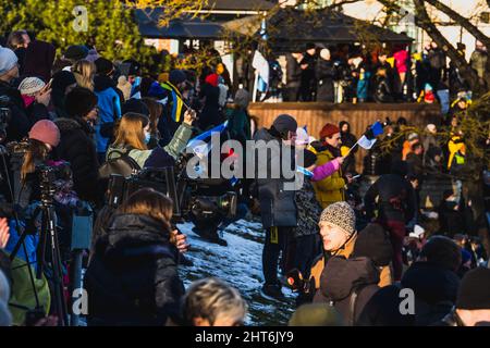 Demonstration auf dem Freiheitsplatz im NATO-Staat Estland zur Unterstützung der Ukraine und gegen die russische Aggression. Protestierende gehen Stockfoto