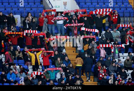 Liverpool-Fans auf den Tribünen vor dem fünften Runde des Vitality Women's FA Cup im Prenton Park, Liverpool. Bilddatum: Sonntag, 27. Februar 2022. Stockfoto