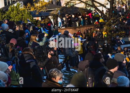 Demonstration auf dem Freiheitsplatz im NATO-Staat Estland zur Unterstützung der Ukraine und gegen die russische Aggression. Protestierende gehen Stockfoto