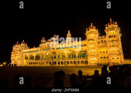 Mysore Palast während Dasara (Vijaya Dashami) Festivals - vollständig beleuchtet, Mysuru, Karnataka, Indien Stockfoto