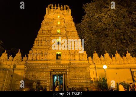 Südindischer Bhuvaneshwari-Tempel im Mysore Palace-Komplex, der während der berühmtesten Dasara (Vijaya Dashami)-Festivals vollständig beleuchtet ist. Stockfoto