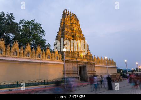 Südindischer Bhuvaneshwari-Tempel im Mysore Palace-Komplex, der während der berühmtesten Dasara (Vijaya Dashami)-Festivals vollständig beleuchtet ist. Stockfoto