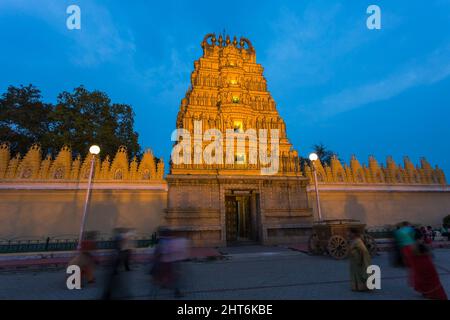 Südindischer Bhuvaneshwari-Tempel im Mysore Palace-Komplex, der während der berühmtesten Dasara (Vijaya Dashami)-Festivals vollständig beleuchtet ist. Stockfoto