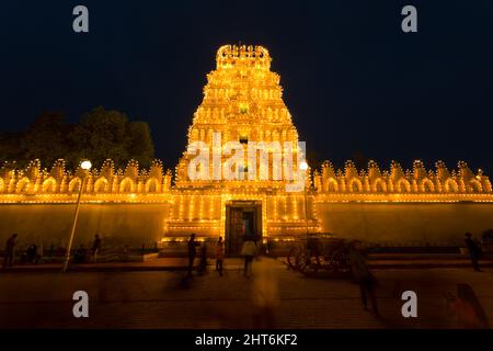 Südindischer Bhuvaneshwari-Tempel im Mysore Palace-Komplex, der während der berühmtesten Dasara (Vijaya Dashami)-Festivals vollständig beleuchtet ist. Stockfoto