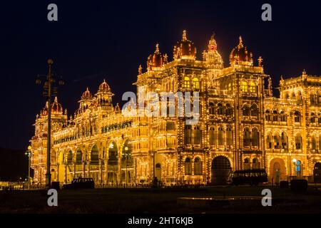 Voll erleuchteter großer Mysore Palast während der Dasara (Vijaya Dashami) Festivals, Mysuru, Karnataka, Indien Stockfoto